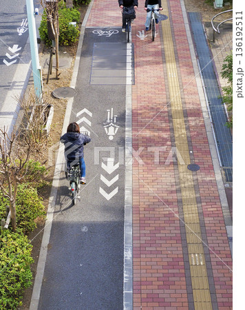 自転車と歩行者のレーン分けをしている歩道 自転車と歩行者のレーン分けをしている歩道 136192511