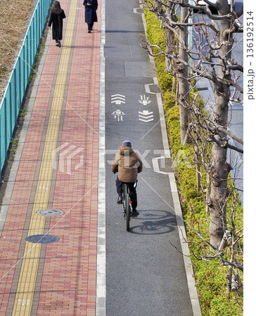 自転車と歩行者のレーン分けをしている歩道 136192514