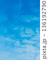 青空と雲の背景素材　コピースペース 136192790