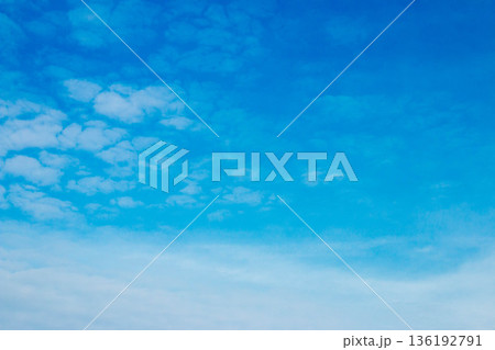 青空と雲の背景素材　コピースペース 136192791
