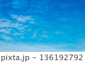 青空と雲の背景素材　コピースペース 136192792