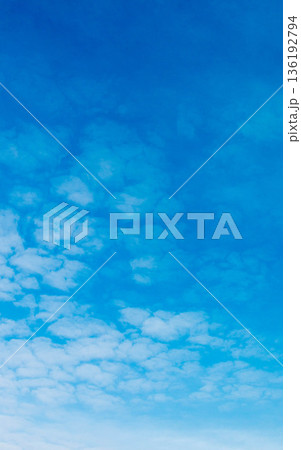 青空と雲の背景素材　コピースペース 136192794