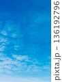 青空と雲の背景素材　コピースペース 136192796