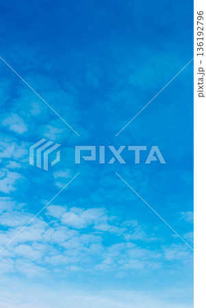 青空と雲の背景素材　コピースペース 136192796