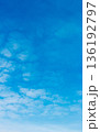 青空と雲の背景素材　コピースペース 136192797