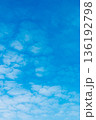青空と雲の背景素材　コピースペース 136192798