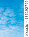 青空と雲の背景素材　コピースペース 136192799