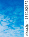 青空と雲の背景素材　コピースペース 136192972