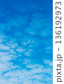 青空と雲の背景素材　コピースペース 136192973