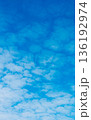 青空と雲の背景素材　コピースペース 136192974