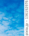 青空と雲の背景素材　コピースペース 136192976
