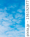 青空と雲の背景素材　コピースペース 136192977