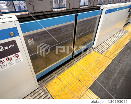 京浜東北線ホームのブルーのホームドア 136193035