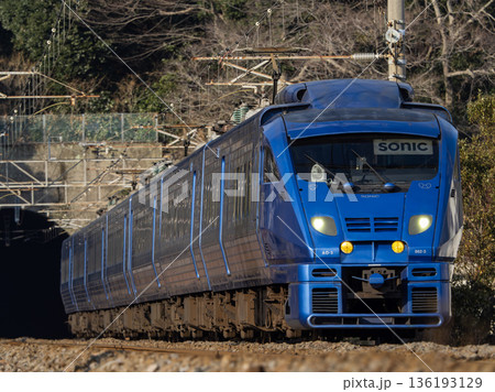 トンネルを抜ける トンネルを抜ける 136193129
