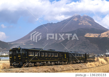 由布岳と麓を走る列車 136193133