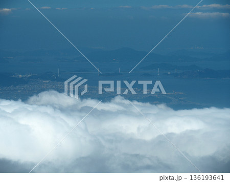 【山の風景】愛媛県・石鎚山山頂からの展望・雲海と来島海峡大橋 136193641