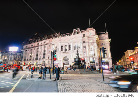 ロンドン　夜のピカデリー・サーカス 136193946