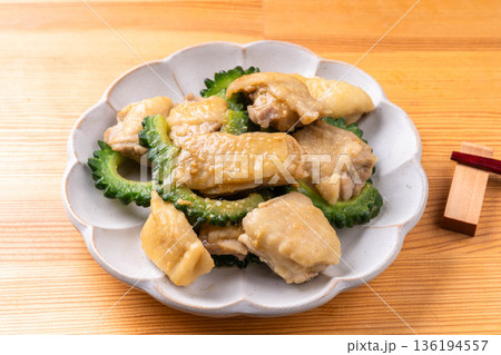 鶏とゴーヤの味噌炒め 136194557