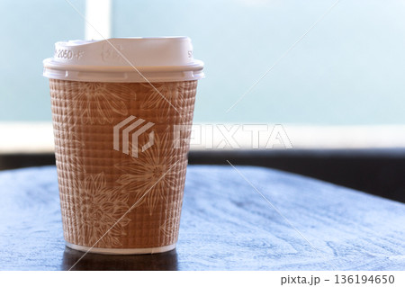 カフェでカップコーヒーを飲んでいるイメージ風景 カフェでカップコーヒーを飲んでいるイメージ風景 136194650