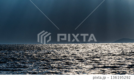 ドラマティックに太陽の光でキラキラ光る海 ドラマティックに太陽の光でキラキラ光る海 136195292