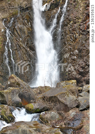 冬の日光裏見の滝 136195615
