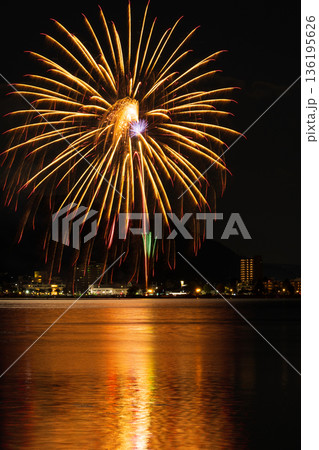 日本の夏の風物詩　打ち上げ花火（諏訪湖サマーナイト花火） 136195626