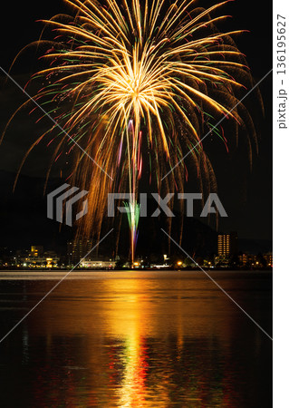 日本の夏の風物詩 打ち上げ花火(諏訪湖サマーナイト花火) 日本の夏の風物詩 打ち上げ花火(諏訪湖サマーナイト花火) 136195627