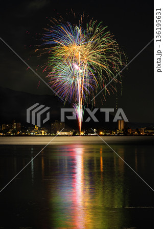 日本の夏の風物詩　打ち上げ花火（諏訪湖サマーナイト花火） 136195631