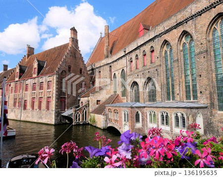 ベルギー・ブルージュ　夏の旧聖ヨハネ施療院と運河 136195635
