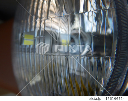 レトロなバイクのヘッドライト 136196324