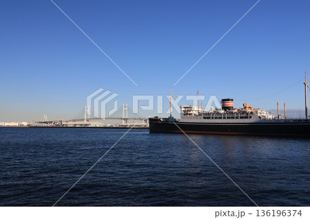 横浜ベイブリッジと氷川丸の見える山下公園の風景 136196374