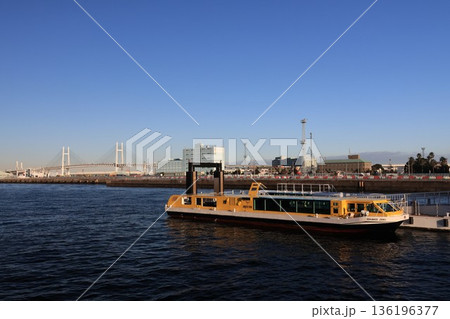 観光船の留まる港 136196377