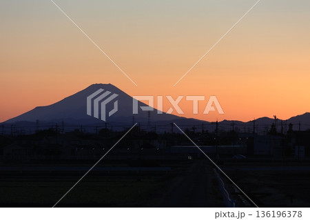 埼玉県富士見市から見た夕焼けの富士 136196378
