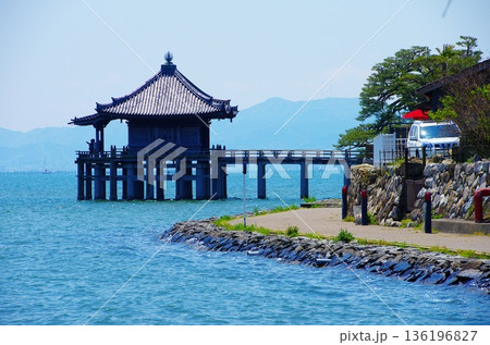 湖上に佇む浮御堂と琵琶湖の静寂 湖上に佇む浮御堂と琵琶湖の静寂 136196827