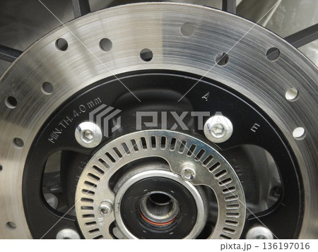 バイクのブレーキディスク 136197016