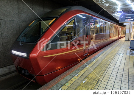 近鉄名古屋駅に停車中の近鉄80000系特急ひのとり 136197025