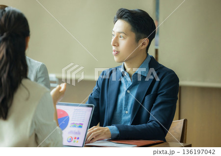 ミーティングをする男女 136197042