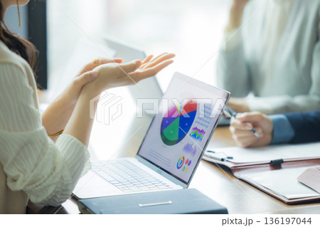 ミーティングをする男女 136197044