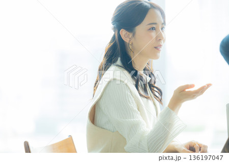 ミーティングをする男女 136197047