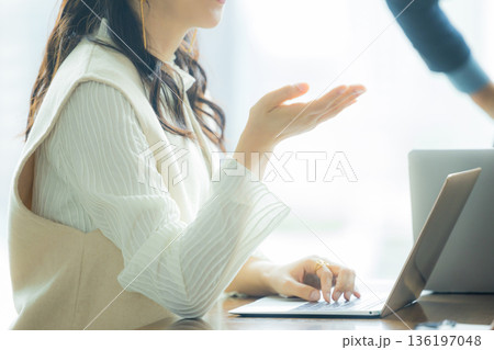 ミーティングをする男女 136197048