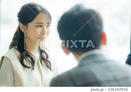 ミーティングをする男女 136197050