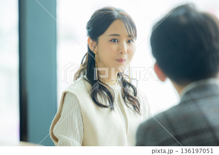 ミーティングをする男女 136197051