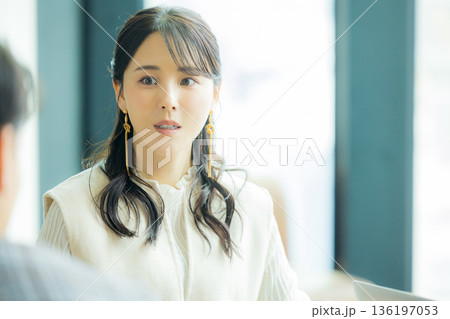 ミーティングをする男女 136197053