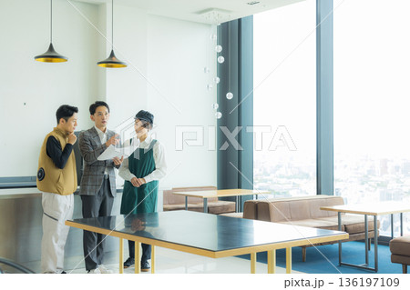 資料を見ながら打ち合わせする空調服の職人の男性 136197109