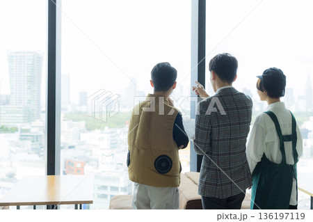 資料を見ながら打ち合わせする空調服の職人の男性 資料を見ながら打ち合わせする空調服の職人の男性 136197119