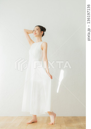 若い女性のビューティーイメージ 136197136