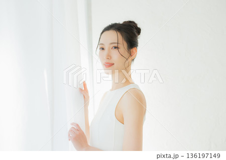 若い女性のビューティーイメージ 136197149