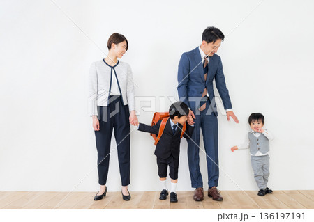 入学式の親子 136197191