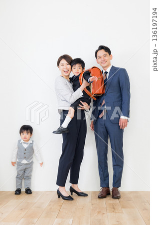 入学式の親子 136197194