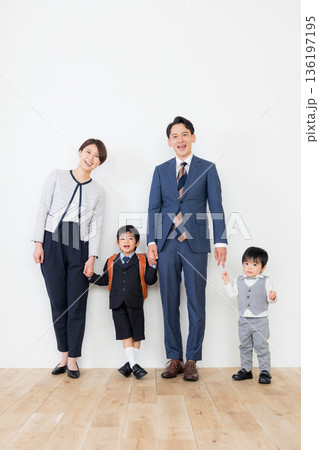 入学式の親子 入学式の親子 136197195
